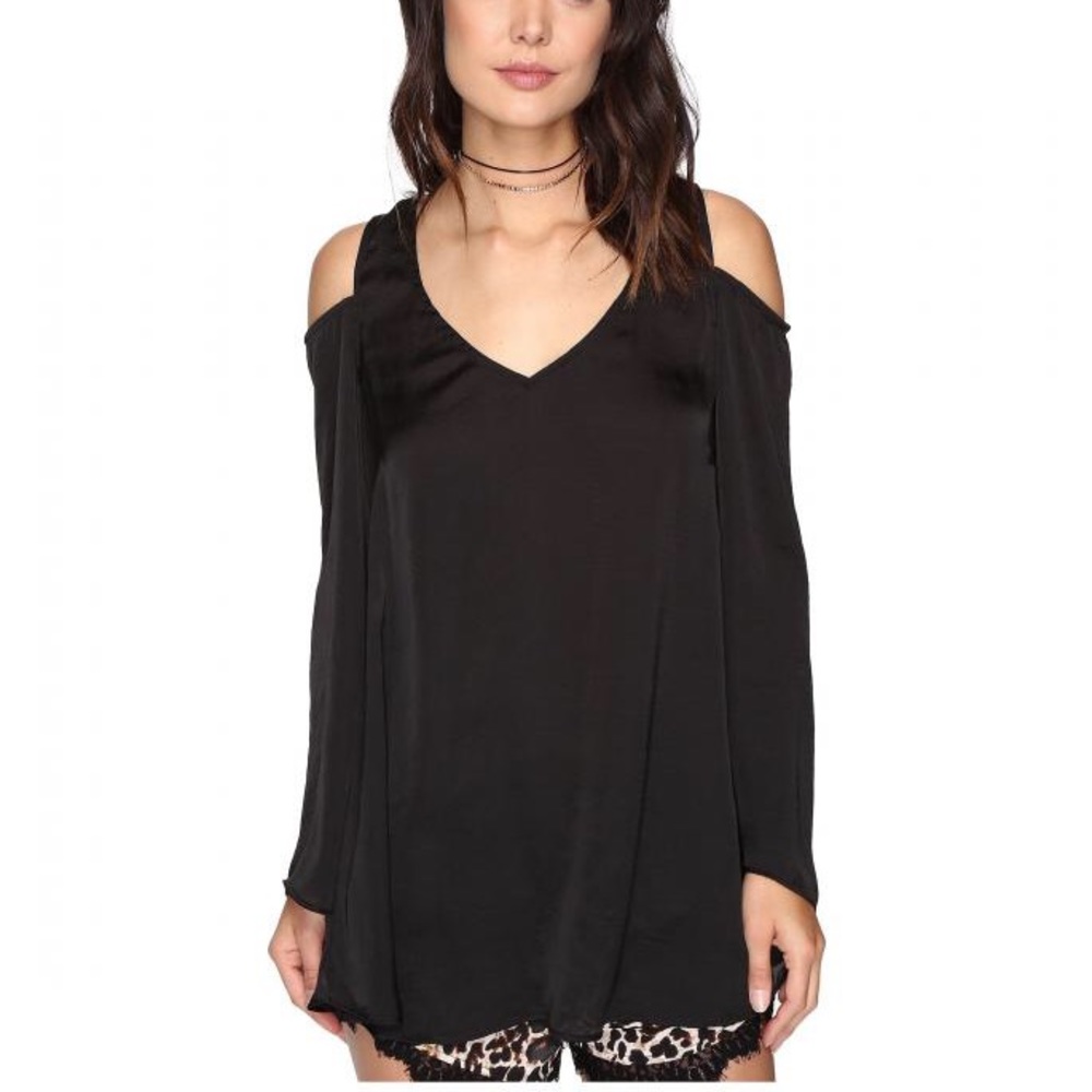 Show Me Your Mumu boo cold shoulder top🖤
